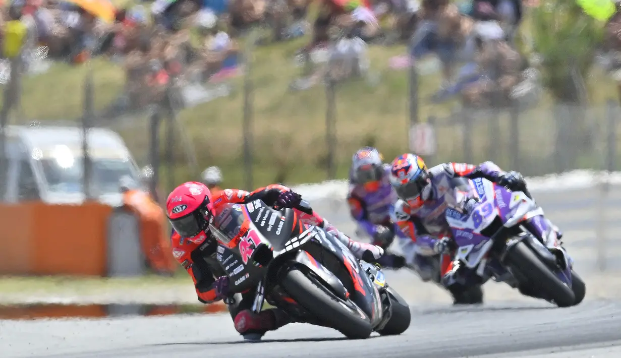 Setelah tidak mampu mengimbangi kecepatan Quartararo, Aleix Espargaro kemudian harus berduel dengan pebalap Pramac Ducati, Jorge Martin. Kedua pebalap saling salip menyalip untuk memperebutkan podium kedua. (AFP/Pau Barrena)