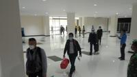TKA China saat masuk di Bandara hiu Oleo Kendari, Selasa (23/6/2020).(Liputan6.com/Ahmad Akbar Fua)