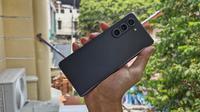 Memegang HP Samsung Galaxy Z Fold 5 untuk Berfoto. (Liputan6.com/Labib Fairuz)