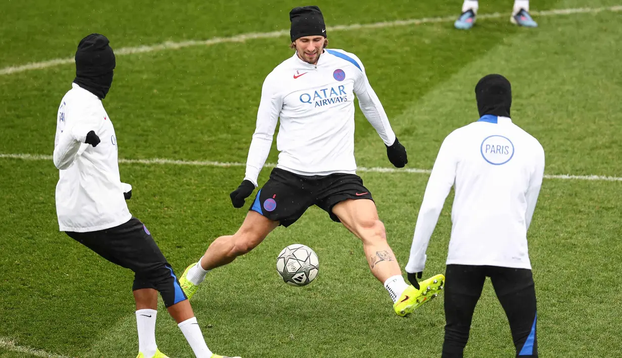 Kemenangan atas Newcastle nanti akan memuluskan langkah mempertahankan takhta juara sekaligus memastikan kelolosan ke fase gugur untuk ke 14 kalinya secara beruntun. Tampak dalam foto, bek Paris Saint-Germain asal Ukraina, Illia Zabarnyi (tengah) mengontrol bola selama sesi latihan di Campus Paris Saint-Germain di Poissy, pinggiran barat Paris pada Selasa 27 Januari 2026. (Franck FIFE/AFP)