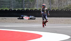 Pembalap Yamaha, Fabio Quartararo saat mengalami crash. (Sonny TUMBELAKA / AFP)