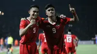 Tuntas sudah puasa 32 tahun medali emas Indonesia dari cabor sepak bola SEA Games setelah Timnas Indonesia U-22 asuhan Indra Sjafri memenangi laga final penuh drama atas Thailand pada SEA Games 2023 di National Olympic Stadium, Phnom Penh, Kamboja, Selasa (16/5/2023). Kemenangan 5-2 (2-2) Timnas Garuda Muda atas Thailand diraih lewat laga yang harus diselesaikan melalui perpanjangan waktu. Sempat terjadi dua kali keributan di bench pemain dalam laga tersebut, yaitu saat Thailand menyamakan skor 2-2 di penghujung injury time babak kedua dan saat Irfan Jauhari membawa Timnas Indonesia unggul 3-2 di awal perpanjangan waktu babak pertama. (Bola.com/Abdul Aziz)