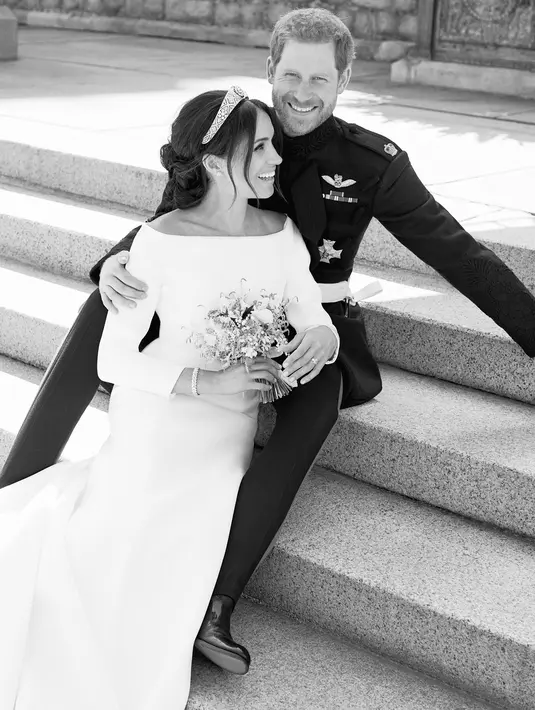 Foto pernikahan Pangeran Harry dan Meghan Markle di East Terrace, Windsor Castle, Inggris yang dirilis 21 Mei 2018. Foto portrait Harry dan Meghan diambil dengan konsep hitam-putih untuk menambah kesan romantis. (Alexi Lubomirski/Kensington Palace via AP)
