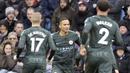 Para pemain Manchester City merayakan gol  Danilo (tengah) saat melawan Burnley pada lanjutan Premier League di Turf Moor  Stadium, Burnley, (3/2/2018). Burnley tahan Manchester City 1-1. (Richard Sellers/PA via AP)