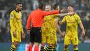 Wasit Artur Dias berdiskusi dengan para pemain Dortmund saat pertandingan sepak bola Grup F Liga Champions antara Newcastle dan Dortmund di St. James' Park, Newcastle, Inggris, Rabu (25/10/2023). (AP Photo/Scott Heppell)