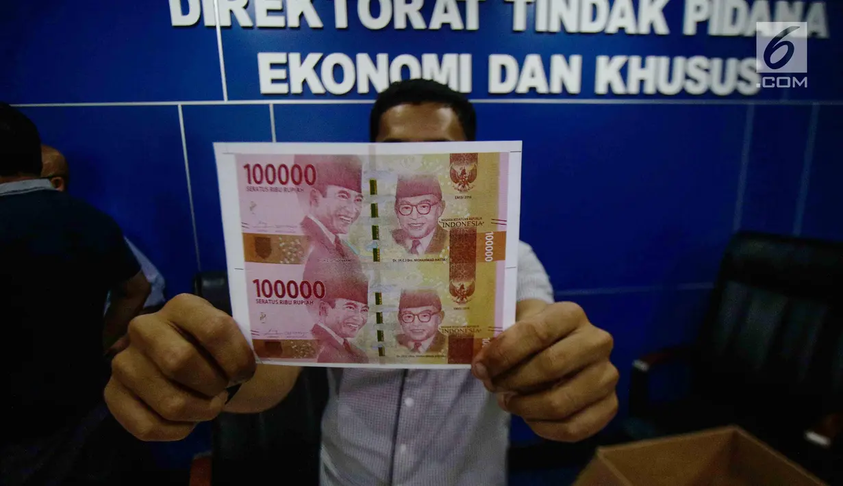 Uang palsu diperlihatkan saat rilis oleh Direktorat Tindak Pidana Ekonomi Khusus Bareskrim Polri, Jakarta, Kamis (7/11). Polisi mendapati barang bukti uang palsu pecahan Rp 100 ribu sebanyak 500 lembar siap edar. (Liputan6.com/Faizal Fanani)