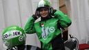 Seorang wanita memakai pakaian lengkap Go-Jek  beserta helm usai diterima sebagai pengendara Go-Jek  di Hall A Basket Senayan, Jakarta, Jumat (14/8/15). Fenomena ojek online dengan aplikasi di hanphone kini banyak diminati. (Liputan6.com/Herman Zakharia)