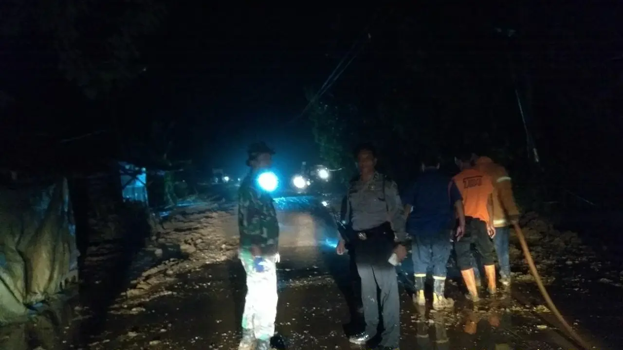 Penangangan longosr yang menutup akses Jawa Barat - Banten di Bogor (Liputan6.com/Achmad Sudarno)