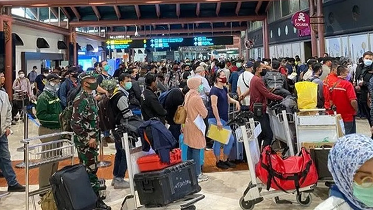 potret bandara Soeta dipenuhi penumpang
