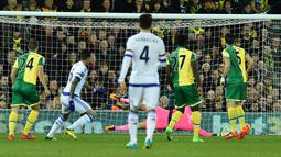 Pemain Chelsea, Kenedy, saat mencetak gol ke gawang Norwich City dalam laga Liga Inggris di Stadion Carrow Road, Norwich, Rabu (2/3/2016) dini hari WIB. (AFP/Ben Stansall)