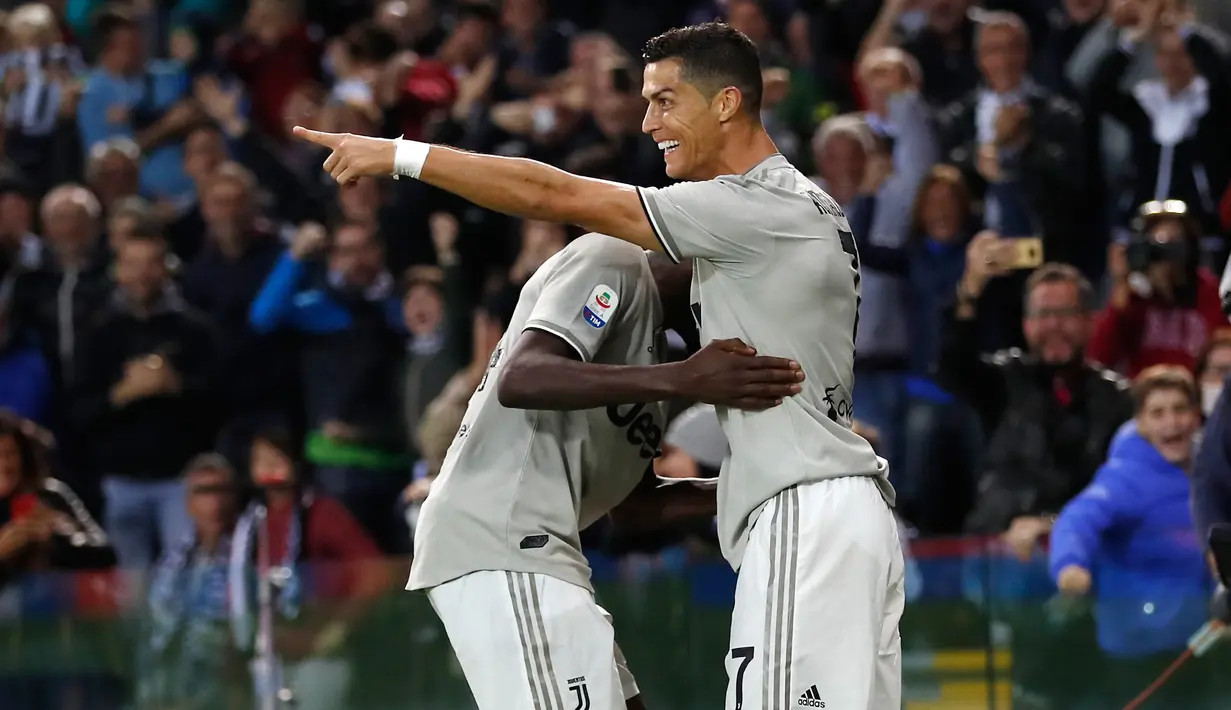 Penyerang Juventus, Cristiano Ronaldo berseleberasi dengan Alex Sandro usai mencetak gol ke gawang Udinese pada lanjutan Liga Serie A Italia di Stadion Dacia Arena (6/10). Juventus menang 2-0 atas Udinese. (AP Photo/Antonio Calanni)