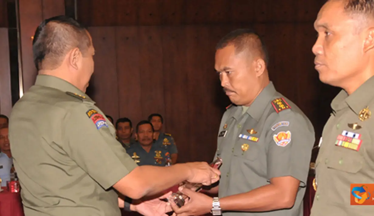 Citizen6, Cilangkap: Usai pembukaan Rakorter TNI 2012, Kasum TNI menyerahkan trofi dan penghargaan kepada para pemenang Lomba Karya Tulis Teritorial TNI tingkat Pamen. (Pengirim: Badarudin Bakri)