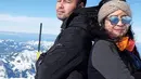 Raffi Ahmad dan Nagita Slavina alias Gigi saat berpose gunung salju. Dalam fotonya ia menuliskan keterangan "Goodbye Swiss, going to Netherland". (Foto:Instagram/raffinagita1717)