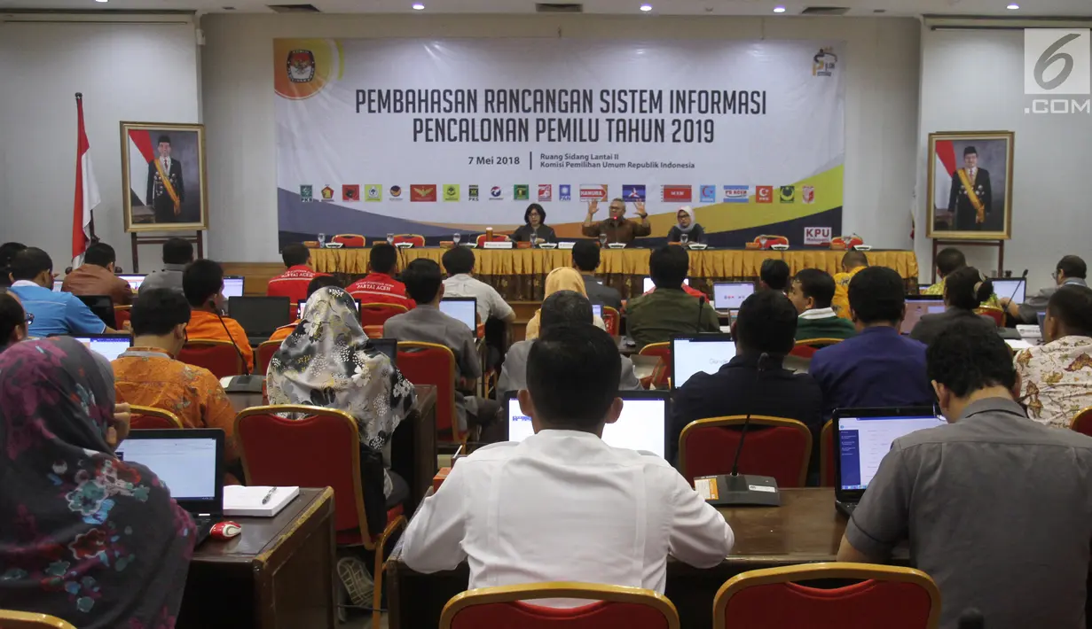 Suasana sosialisasi Sistem Informasi Pencalonan (Silon) di kantor KPU, Jakarta, Senin (7/5). Sosialisasi ini diikuti oleh seluruh partai peserta Pemilu 2019. Silon adalah aplikasi bagi calon legislator. (Liputan6.com/Angga Yuniar)