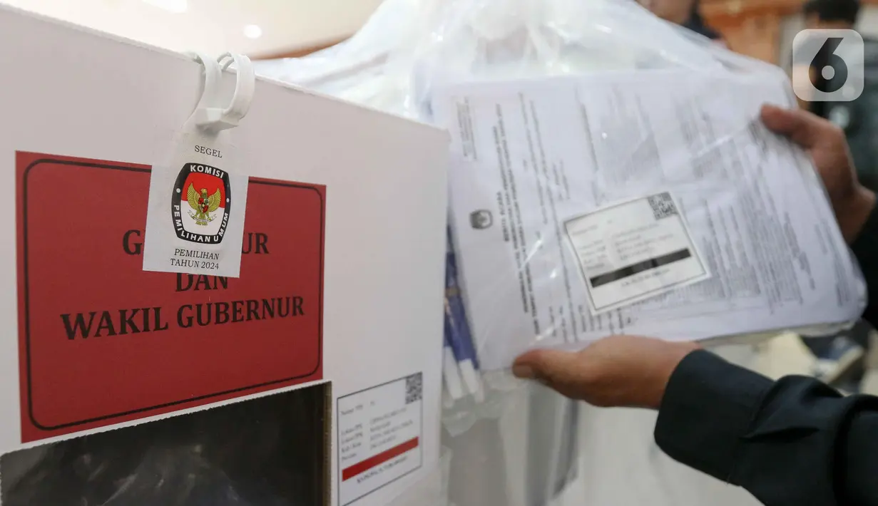 Hari ini, Selasa (26/11/2024), Komisi Pemilihan Umum (KPU) DKI Jakarta mendistribusikan logistik untuk Pemilihan Gubernur DKI Jakarta pada Pemilihan Kepala Daerah (Pilkada) Serentak 2024. (Liputan6.com/Herman Zakharia)
