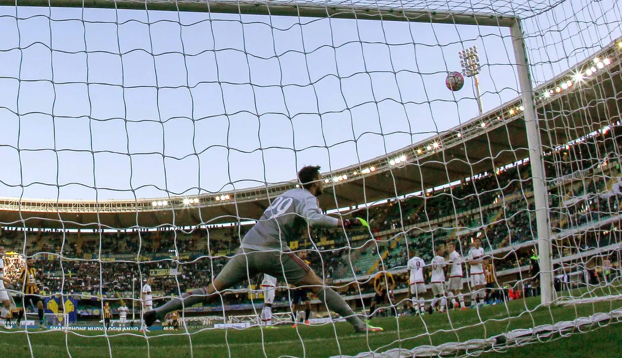 Pemain Verona, Luca Siligardi mencetak gol indah lewat tendangan bebas ke gawang AC Milan pada lanjutan Liga Italia Seire A pekan ke-35 di Stadio Marc'Antonio Bentegodi, Senin (25/4/2016) malam WIB. (EPA/Filipo Venezia)