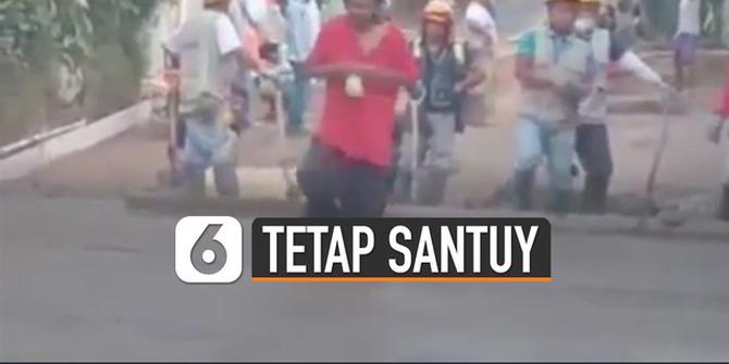 VIDEO: Duh, Pria Ini Terabas Cor Jalan Tanpa Rasa Bersalah