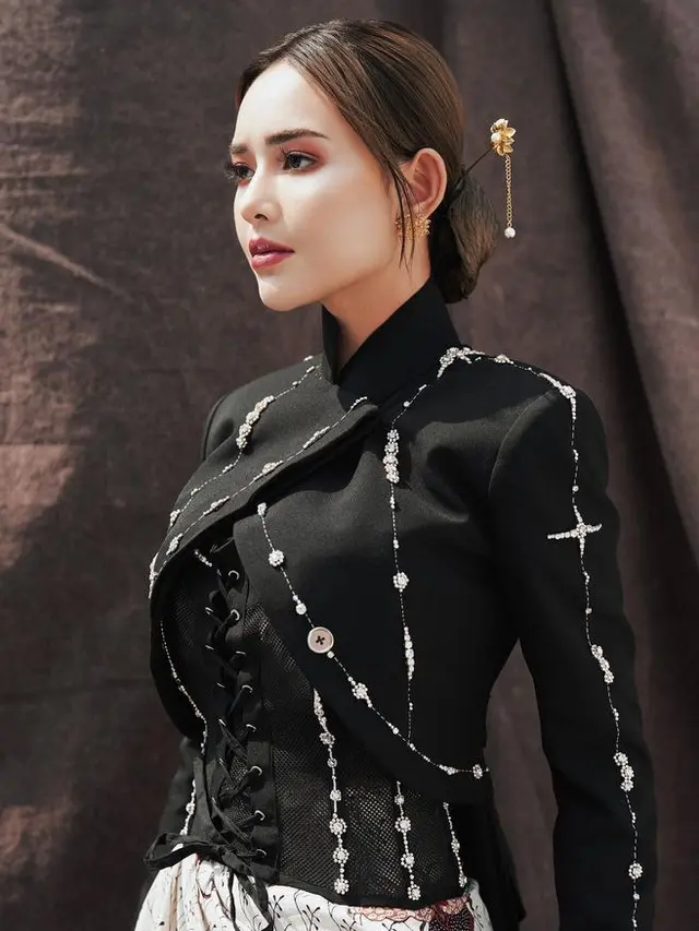 Amanda Manopo Mengaplikasikan makeup glam saat Hari Kartini. [@winstongomez]