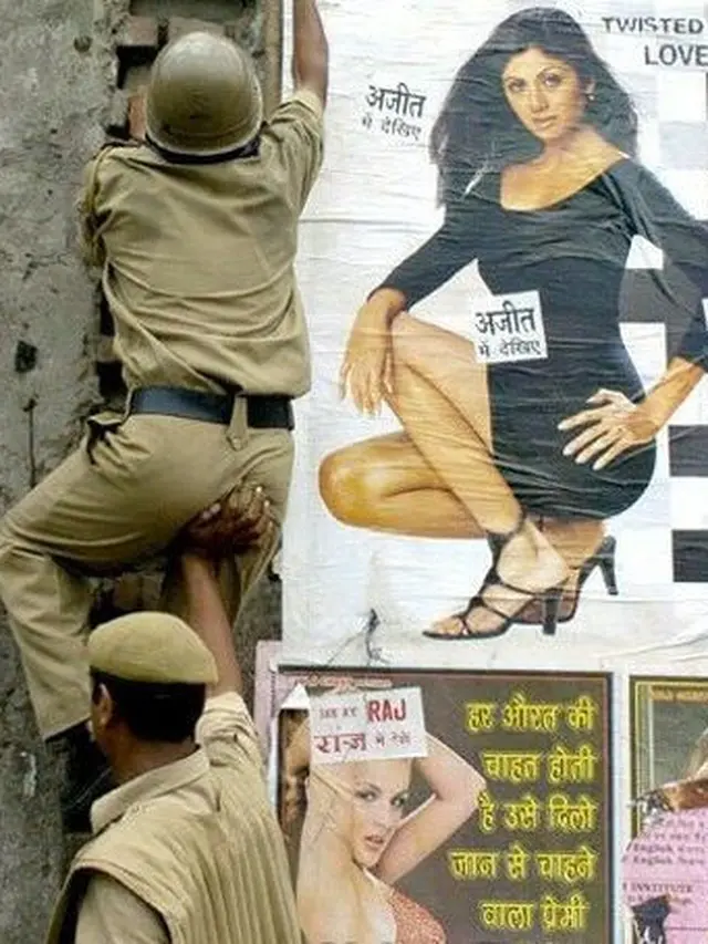 7 Potret Nyeleneh Polisi India Saat Bertugas Ini Kocak Banget