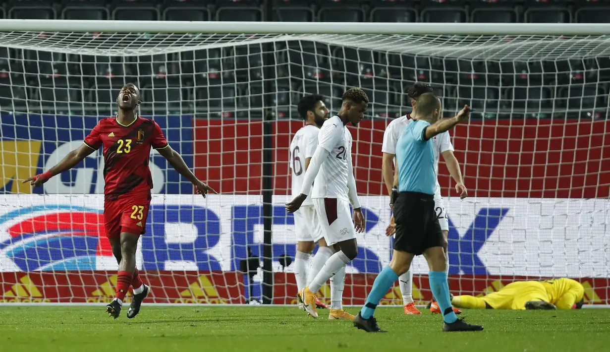 Penyerang Belgia, Michy Batshuayi, kiri, berselebrasi setelah mencetak gol ke gawang Swiss dalam pertandingan persahabatan di King Power Stadion At Den Dreef, Kamis (12/11/2020) dini hari WIB. Timnas Belgia Belgia mengalahkan Swiss dengan skor 2-1. (AP Photo/Francisco Seco)