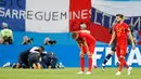 Pemain timnas Belgia, Jan Vertonghen dan Yannick Carrasco berdiri di lapangan menahan kekecewaan setelah kalah dari Prancis pada babak semifinal Piala Dunia 2018 di Stadion St. Petersburg, Selasa (10/7). Belgia tumbang 0-1 dari Prancis. (AP/David Vincent)