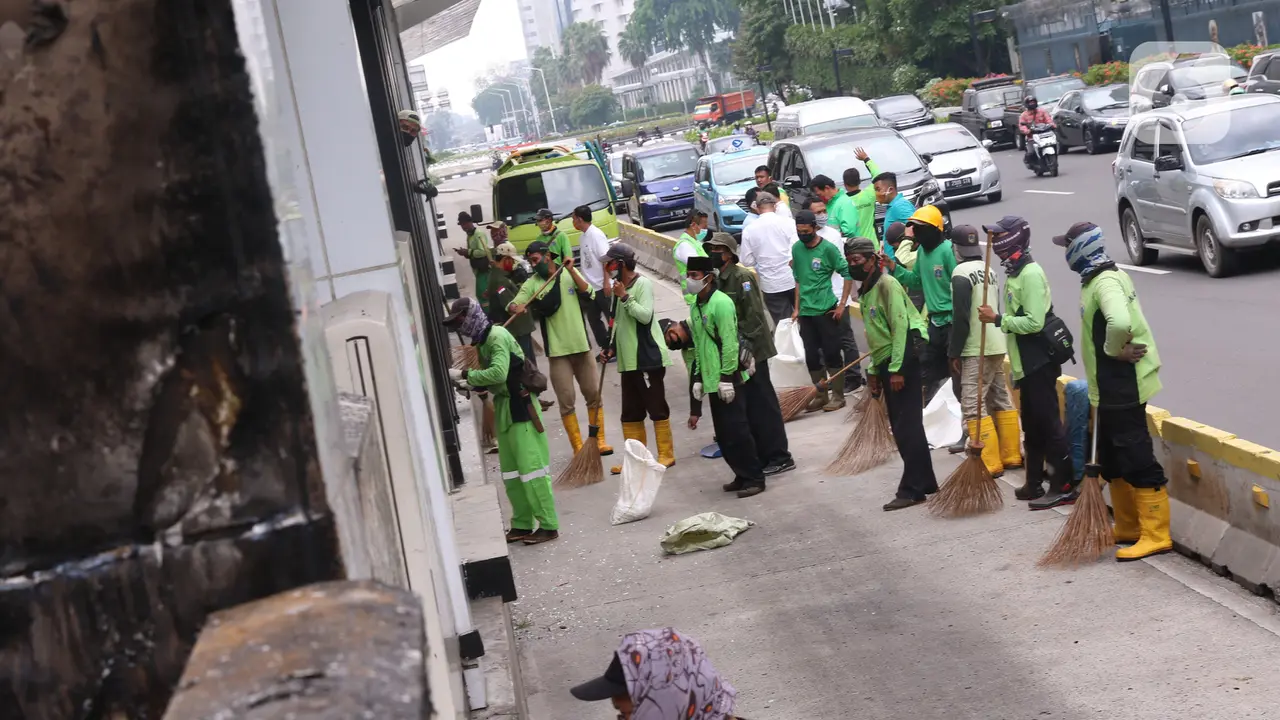 Bersih-Bersih Sisa Kericuhan Unjuk Rasa