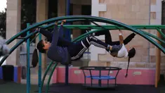 Sejumlah wanita muda Palestina berlatih parkour di Kota Betlehem, Tepi Barat (30/11/2020). (Xinhua/Mamoun Wazwaz)