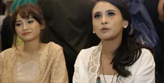Ayushita dan Acha Septriasa, dua wanita catik yang turut berperan dalam film Kartini. Mendapat karakter yang cukup penting, keduanya pun berusaha untuk maksimal mendalami perannya tersebut. (Galih W. Satria/Bintang.com)