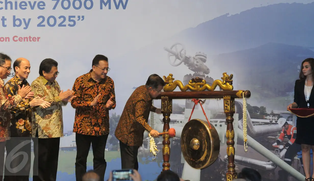 Wapres Jusuf Kalla (kelima kiri) memukul gong pembuka The 4 Indonesia International Geothermal Convension and Exhibition 2016 di Jakarta, Rabu (10/8). Konferensi membahas peningkatan pemanfaatan panas bumi di Indonesia. (Liputan6.com/Helmi Fithriansyah)