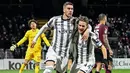 Pemain Juventus, Dusan Vlahovic bersama Nicolo Fagioli  merayakan gol yang dicetak ke gawang Salernitana pada laga Liga Italia di Stadion Arigis (7/2/2023). Juventus sukses mengalahkan Salernitana pada pekan ke-21 Liga Italia . (AFP/Andreas Solaro)