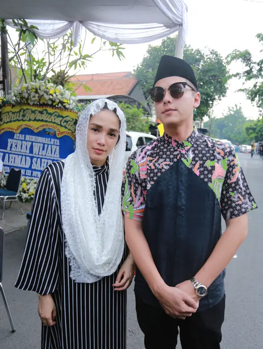 “Kemarin Jupe sekarang Ferry, nggak nyangka aja, kaget banget. Malam di telpon kaya nggak nyangka gitu," lanjut Ririn. (Adrian Putra/Bintang.com)