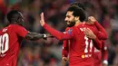 Para pemain Liverpool merayakan gol yang dicetak Mohamed Salah ke gawang Salzburg pada laga Liga Champions di Stadion Anfield, Liverpool, Rabu (2/10). Liverpool menang 4-3 atas Salzburg. (AFP/Paul Ellis)