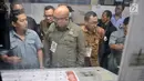Komisioner KPU Ilham Saputra melihat pencetakan surat suara legislatif di Jakarta, Minggu (20/1). KPU resmi memproduksi surat suara untuk kebutuhan Pemilu 2019, total sebanyak 939.879.651 surat suara yang dicetak. (Merdeka.com/Iqbal S. Nugroho)