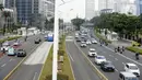 Sejumlah kendaraan melintas di Jalan Sudirman, Jakarta, Senin (8/6/2020). Pemda DKI Jakarta menetapkan mulai dibuka transisi dari aktivitas masyarakat kegiatan perkantoran dan bisnis. (merdeka.com/Dwi Narwoko)