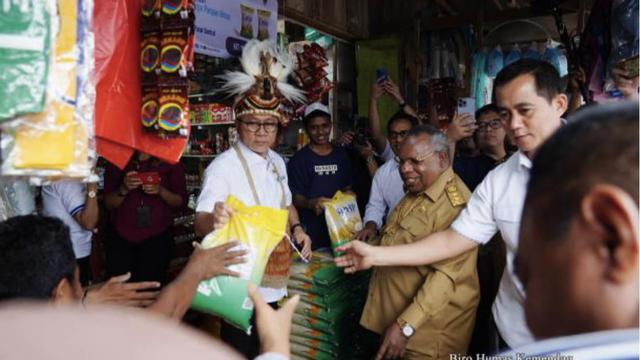 Mendag Zulkifli Hasan meninjau Pasar Sentral Timika Baru di Mimika, Papua Tengah pada Selasa (19/9/2023)
