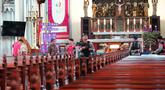 Polisi dari berbagai unsur melakukan sterilisasi di Katedral Bunda Maria Diangkat ke Surga atau Gereja Katedral Jakarta, Selasa (23/12/2025). Tampak dalam foto, personel dari regu penjinak bom kepolisian Indonesia memeriksa deretan kursi di dalam gereja selama operasi keamanan menjelang perayaan Natal di Katedral Bunda Maria Diangkat ke Surga atau Gereja Katedral Jakarta, Selasa 23 Desember 2025. (AP Photo/Tatan Syuflana)