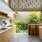 10 Desain Dapur Belakang dengan Roster agar Lebih Sejuk dan Terang