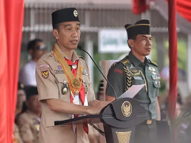 Presiden Joko Widodo memberi sambutan saat menghadiri HUT Pramuka ke-57 di Lapangan Gajah Mada, Jakarta, Selasa (14/8). Dalam Sambutannya, Jokowi berpesan kepada adik-adik Pramuka agar tetap semangat berinovasi dan produktif. (Liputan6.com/Faizal Fanani)