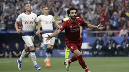 Penyerang Liverpool, Mohamed Salah, melakukan selebrasi usai membobol gawang Tottenham Hotspur pada laga Liga Champions 2019 di Stadion Wanda Metropolitano, Madrid, Minggu (2/6). Liverpool menang 2-0 atas Tottenham Hotspur. (AP/Felipe Dana)