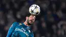Ekspresi gelandang Real Madrid Isco saat menyundul bola dalam pertandingan melawan Juventus di stadion Allianz, Turin (3/4). (AFP/Javier Soriano)