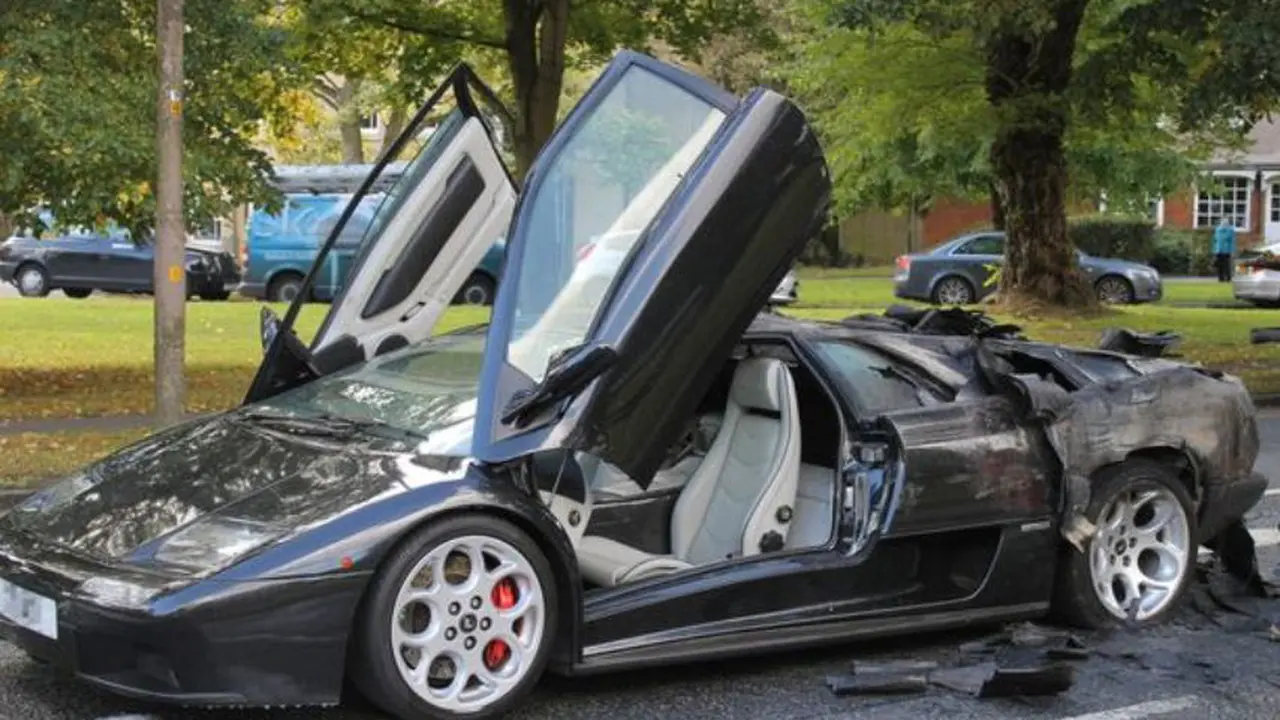 Lamborghini Langka Terbakar Karena Kesalahan Pengemudinya Sendiri