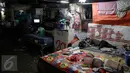 Seorang warga tidur di pemukiman kolong jalan tol Ir Wiyoto Wiyono, Penjaringan, Jakarta, Minggu (13/3). Pemprov DKI berencana menggusur sebanyak delapan Rukun Warga (RW) yang menghuni kolong tol tersebut. (Liputan6.com/Faizal Fanani)