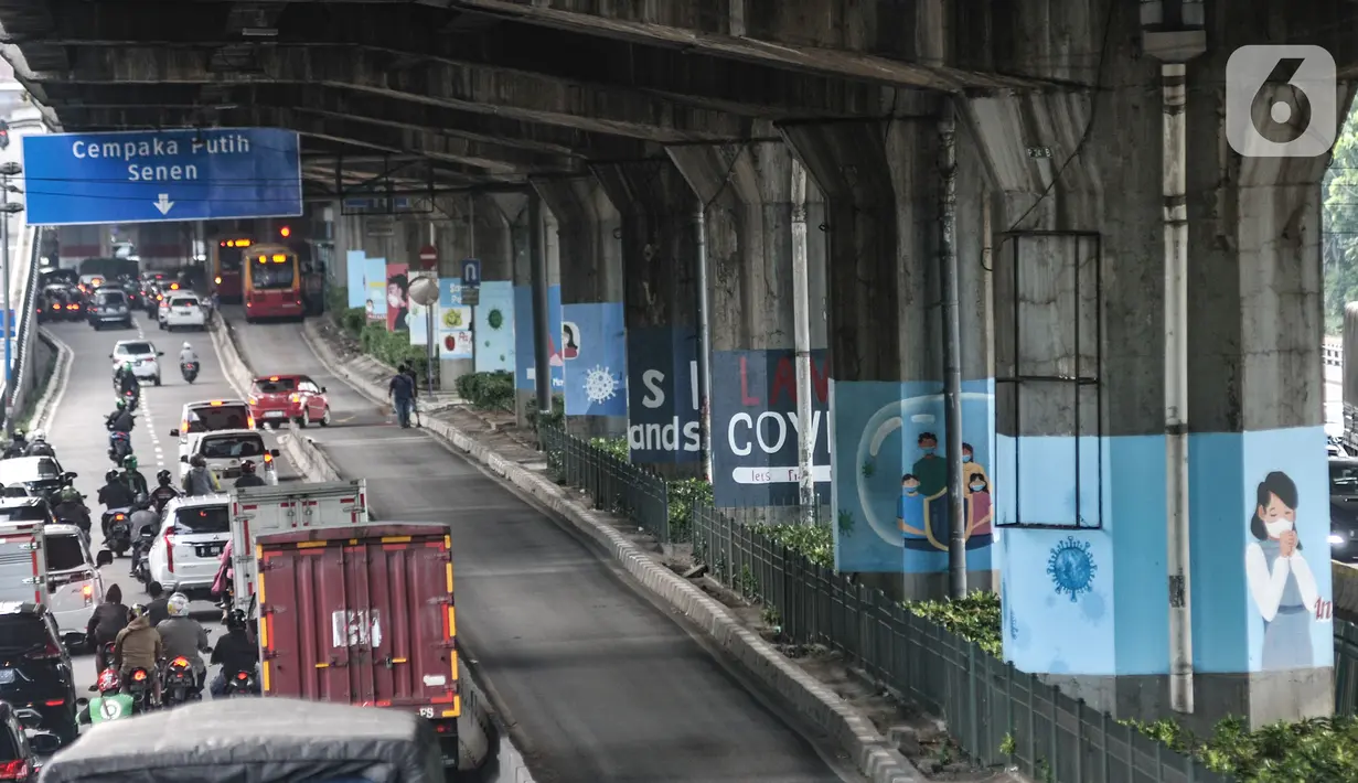 Sejumlah mural bertema protokol kesehatan Covid-19 menghiasi tiang pancang jalan tol di Jalan Ahmad Yani, Jakarta, Minggu (13/12/2020). Warna-warni mural ini dibuat oleh seniman dari berbagai daerah. (merdeka.com/Iqbal S. Nugroho)