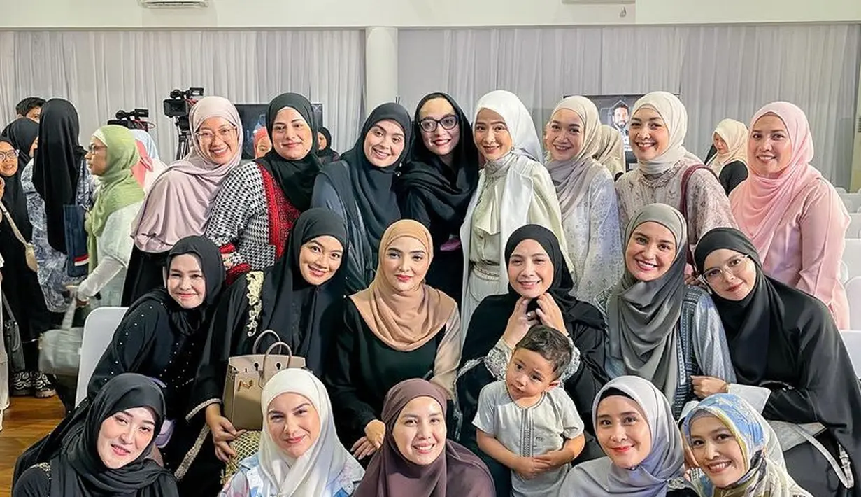Irish Bella juga hadir mengenakan jaket dengan motif bunga, dipadukan dengan kerudung warna beige dan rok plisketnya. [@tya_ariestya]