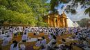 <p>Umat Buddha berdoa selama festival Waisak di Kuil Kelaniya di Kolombo, Sri Lanka, Minggu (15/5/2022). Pihak berwenang Sri Lanka mencabut jam malam nasional pada 15 Mei ketika negara pulau yang kekurangan uang tersebut bersiap untuk merayakan festival Buddha yang penting, dengan perayaan yang diredam oleh krisis keuangan yang semakin memburuk. (Ishara S. KODIKARA / AFP)</p>