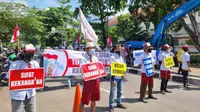 Himpunan Aktivis Milenial Indonesia mendukung KPK memecat 56 pegawai tak lolos TWK. (Dian Kurniawan/Liputan6.com)