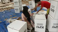 Proses perakitran kotak suara di Gudang Logistik KPU Banyuwangi (Istimewa)