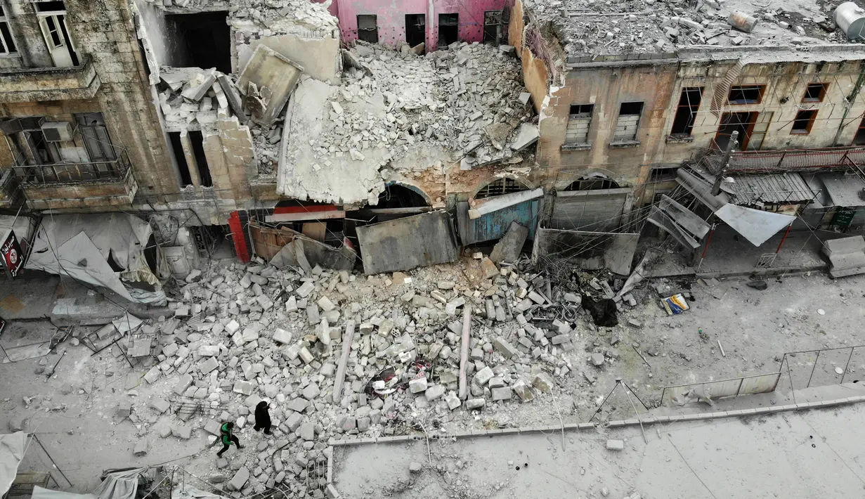 Pandangan dari udara menunjukkan bangunan yang hancur setelah serangan udara rezim di Kota Ariha, Idlib, Suriah, Rabu (15/1/2020). Serangan udara tersebut dilakukan di tengah gencatan senjata yang sedang berlangsung di Idlib. (Omar HAJ KADOUR/AFP)