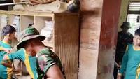 Siswa MTs di Aceh Tamiang Gotong Royong Bersama TNI Bersihkan Sekolah