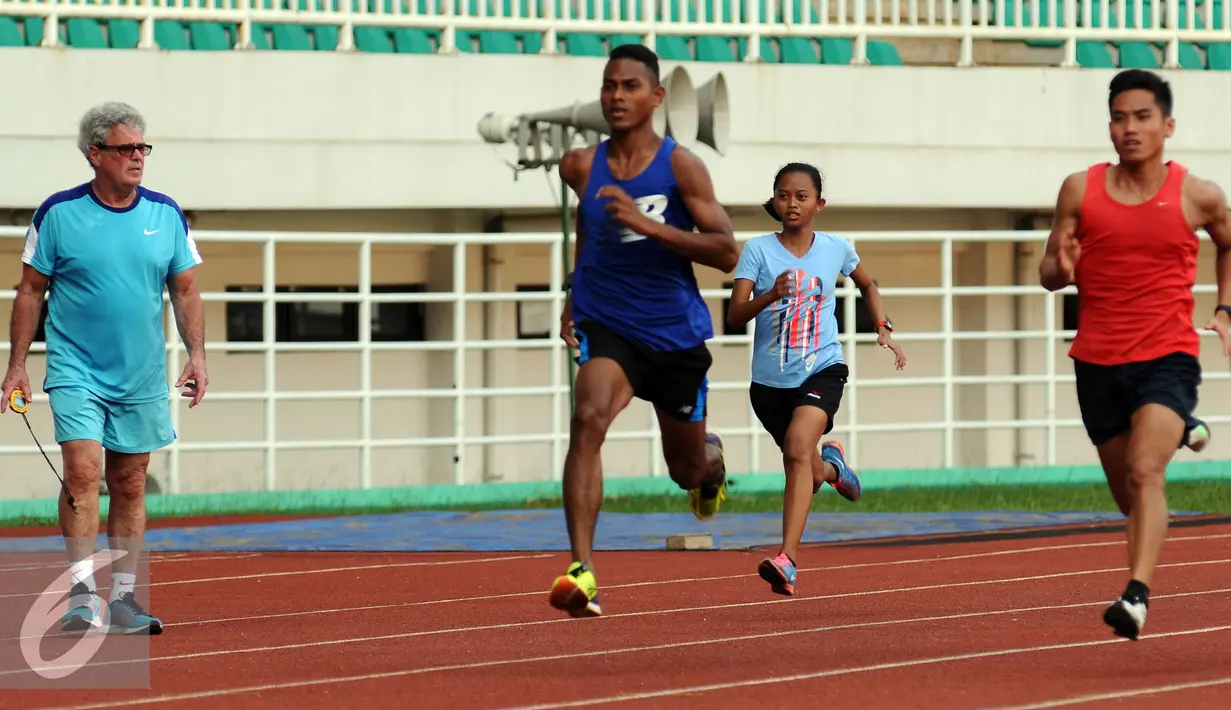 Pelatih Harry W Marra (kiri) mengawasi latihan sprinter Indonesia di Stadion Pakansari, Kab Bogor, Selasa (14/2). Harry merupakan pelatih yang membawa Ashton Eaton meraih emas Olimpiade London 2012 dan Rio 2016. (Liputan6.com/Helmi Fithriansyah)